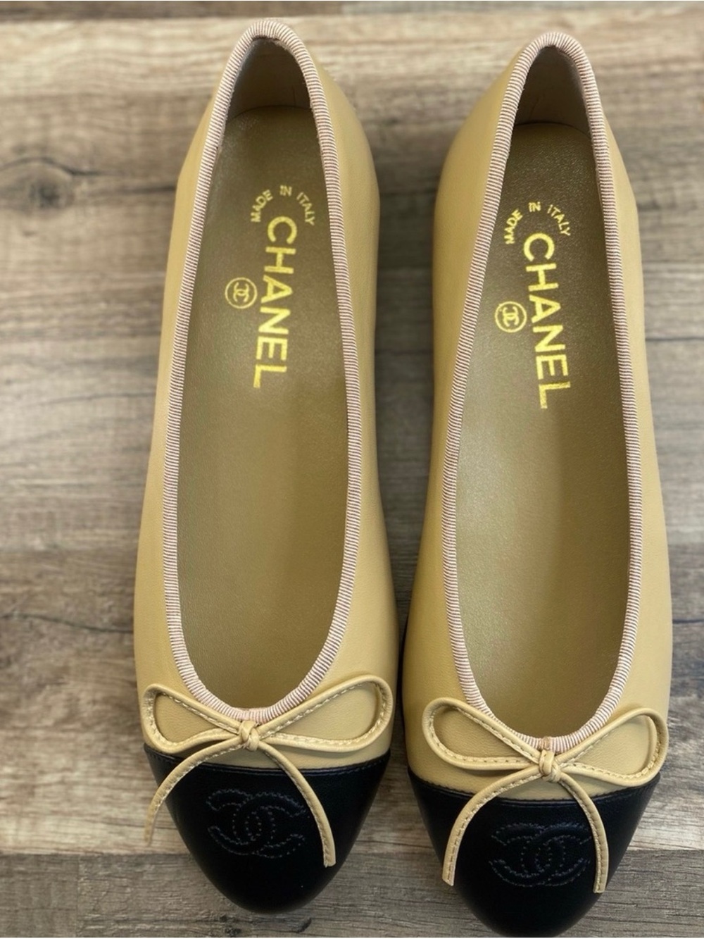 💕 CHANEL Beige Leather Women's Ballet Flats with Black Cap Toe size 38 💕